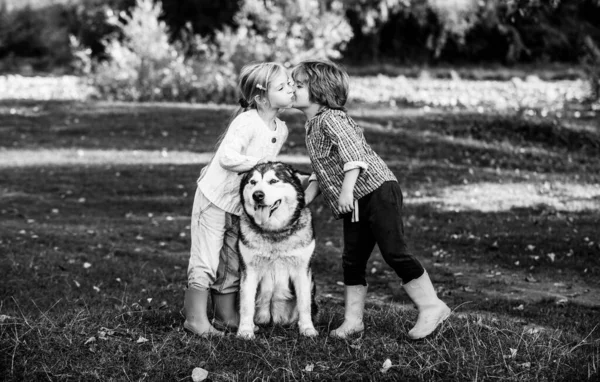 Romantikus gyerekek randiznak Valentin napon. Valentin napi téma. Valentin kis pár. — Stock Fotó