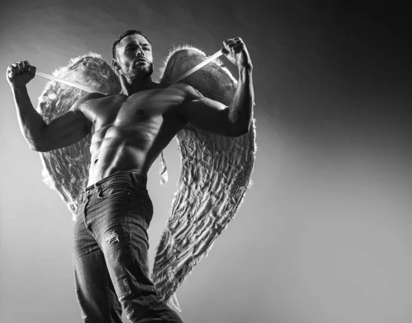 Muskulös sexig man med änglar vingar naken bål. — Stockfoto