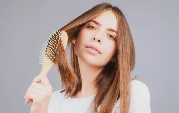 Mujer cepillando el cabello con peine. Hermosa chica con cepillo de pelo largo. —  Fotos de Stock