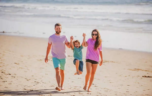 在阳光灿烂的一天，一家人步行到海滩。与子女的暑假. — 图库照片