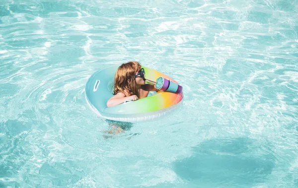 Vacances d'été amusant. Enfant nageant et sautant sur les vagues. Les enfants s'amusent à Aquapark. Enfant drôle sur le cercle en caoutchouc gonflable. L'heure d'été. Concept d'attractions. Panorama vague de mer bleue. — Photo