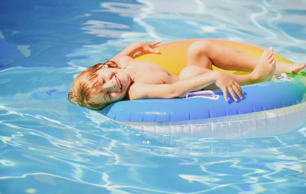 Niño feliz jugando en la piscina. Vacaciones de verano. —  Fotos de Stock