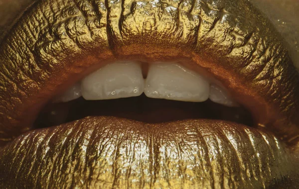 Cosmética glamurosa. Icono de labio con efecto brillo dorado. Boca sensual. Símbolo de beso de lápiz labial dorado. Glamour lujosa boca de oro. —  Fotos de Stock