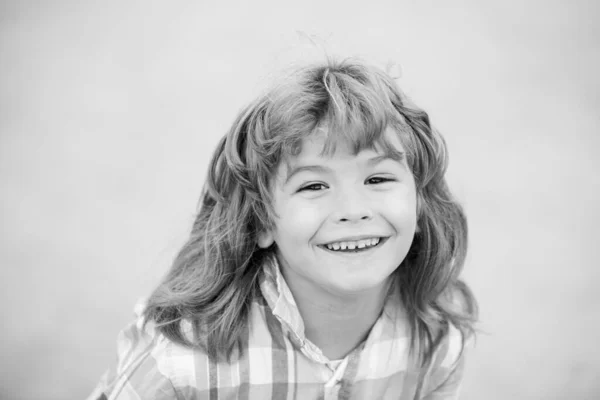 Emociones de niños. Feliz niño sonriente. Concepto de infancia. Aislado. Retrato de niño sonriente. —  Fotos de Stock