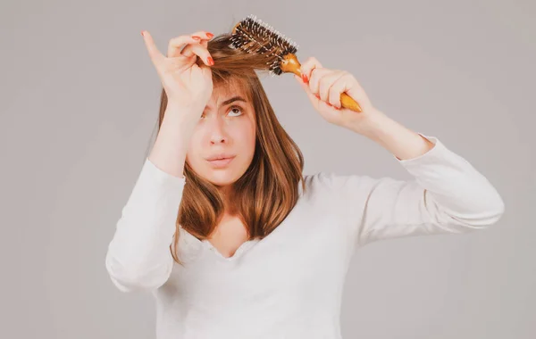 Μαλλιά για την τριχόπτωση πρόβλημα, γυναίκα δείχνουν τα μαλλιά της μπερδεμένα κατεστραμμένα μαλλιά. — Φωτογραφία Αρχείου