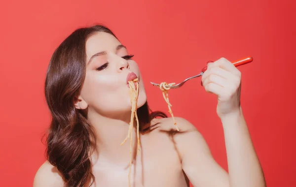 Mat från Italien. Spaghetti Bolognese. Sexig kvinna äter pasta. Karbonara. Italienska köket hälsosam meny. — Stockfoto
