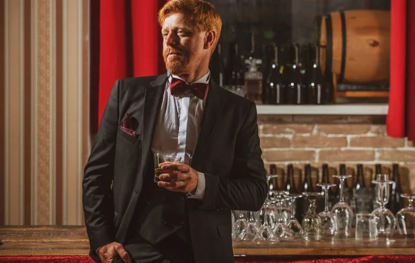 Whisky viejo. Hipster bebiendo alcohol en el bar. Hombre con estilo en el pub. — Foto de Stock