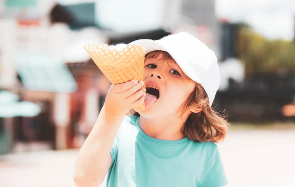 Un bambino gelato. Bambini divertenti che mangiano gelato per strada. — Foto Stock