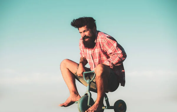 Retrato de um homem barbudo ciclista, hipster louco se divertindo com bicicleta ao ar livre. — Fotografia de Stock