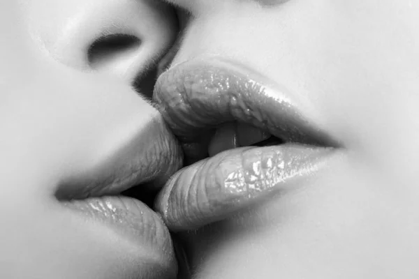 Lesbická pusa. Dvě lesbičky se líbají. Smyslné rty. Vášeň a sexy smyslný dotek. — Stock fotografie