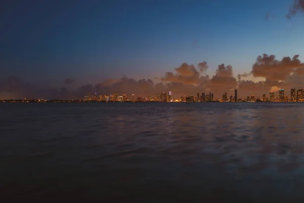 Miami o zachodzie słońca. Miami Florida, kolorowa panorama Macarthur Causeway. — Zdjęcie stockowe