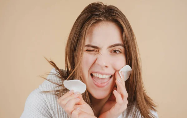 Lustiges junges Mädchen mit täglicher Morgenpflege, Reinigung der Gesichtshaut mit natürlichem Lotionstonikum mit Baumwollscheibenschwamm-Pad. Schöne Frau, weibliche Hautpflege, Nahaufnahme Gesicht Schönheit Porträt. — Stockfoto