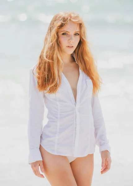 Hermoso cuerpo de mujer sexy joven en la playa del mar. — Foto de Stock