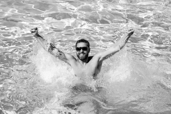 수영장 리조트. 물에 빠진 남자. 수영장에서 행복 한 남자. 여름 방학이야. 서머 맨. — 스톡 사진