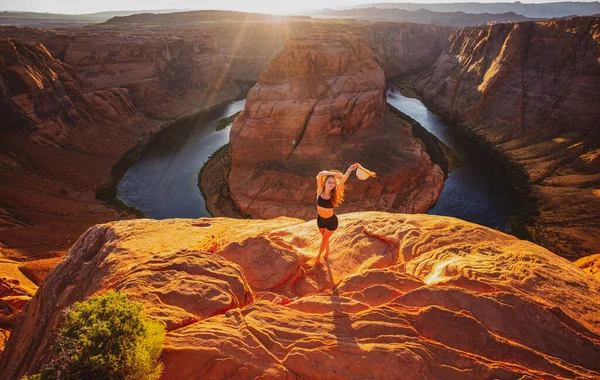 Famoso lugar de senderismo. Grand canyon, Glen Canyon, Arizona. Concepto de viaje y aventura. Mujer joven mirando a Horseshoe Bend y el río Colorado. Mujer se para sobre el borde de la curva de herradura. — Foto de Stock
