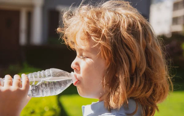Портрет милого мальчика, пьющего воду из бутылки. Закрыть лицо кавказским детям. Крупный план забавного ребенка. — стоковое фото