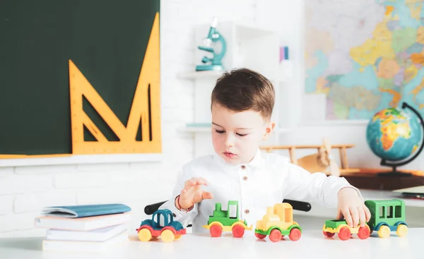 Speelgoed voor de kleuterschool. Basisschool leren en kinderen concept. — Stockfoto