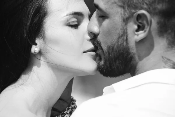 Beijar uns aos outros provocando desfrutando de ternura e intimidade. Sentir desejo. Apaixonados amantes sensuais desfrutando de intimidade fazendo amor . — Fotografia de Stock