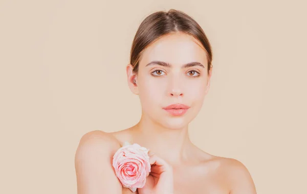 Beauty woman face with natural makeup and rose flowers, fresh beauty model young spa. Beautiful female wellness cosmetics. Spa and wellness, skin care concept. Facial treatment. — Stockfoto