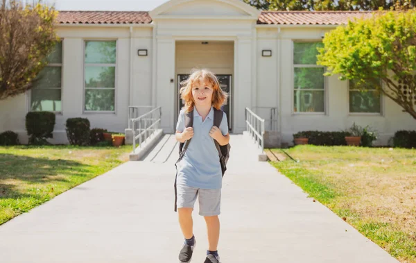 Wracać do szkoły. Słodki dzieciak z plecakiem biegającym i chodzącym do szkoły. Dzień wiedzy. Idź do szkoły.. — Zdjęcie stockowe