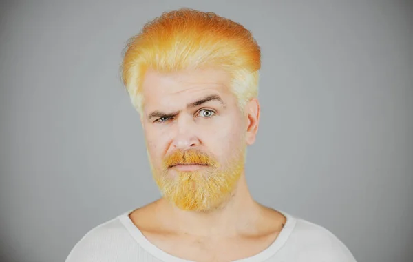 理发店。染过的男人头发大胡子大胡子的金发男人. — 图库照片