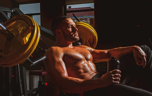 Macht, Kraft und gesunder Lebensstil, Sport. Ruhezeit. Müder, sportlicher Mann, der sich nach dem Training ausruht. Mann mit Flasche Wasser oder Eiweiß. — Stockfoto