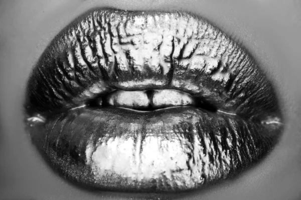 Labios dorados, brillo de labios dorados en labios sexys, boca metálica. Belleza maquillaje mujer de cerca. Efecto dorado en los labios. — Foto de Stock