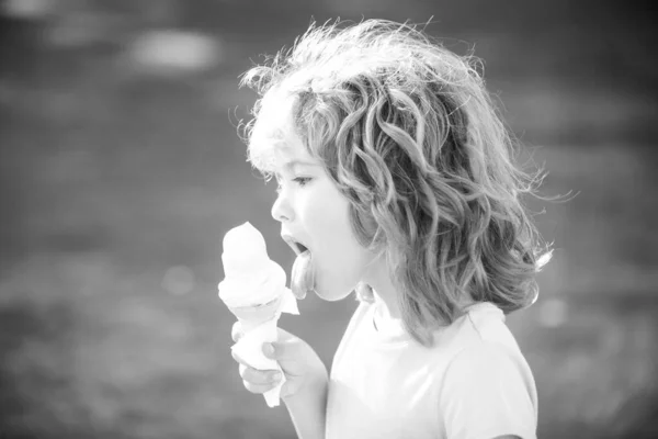 Ritratto di un bambino carino che mangia gelato. Avvicinare la faccia dei ragazzi caucasici. Primo piano testa di bambino divertente. — Foto Stock