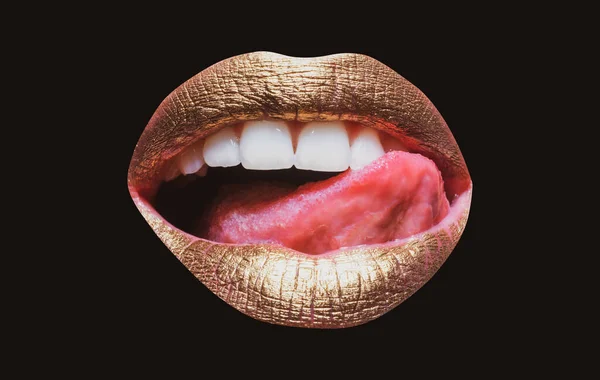 Lábios sexy. Fechar sexy bonita fêmea dourada lábios isolados. Batom dourado. Beleza moda lábios de ouro maquiagem, boca sexy closeup. Batom. Maquiagem profissional. — Fotografia de Stock