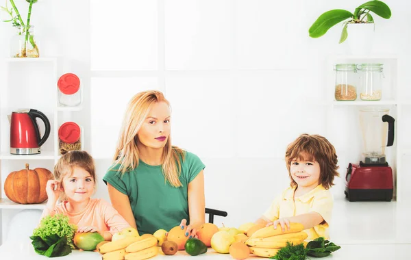 Здорова їжа вдома. Портрет милої сім'ї виробляє фруктовий сік. на білій кухні. Концепція сирої, вегетаріанської, лужної їжі. Чорничний молочний коктейль або . — стокове фото