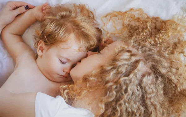Mor och barn ligger med varandra. Söta drömmar och barn sover. — Stockfoto