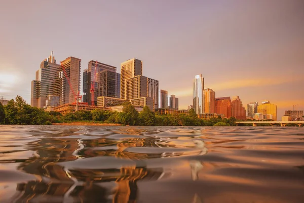 Austin, Texas skyline del centro. Austin mañana rosa amanecer colorido. Reflexión en el agua. — Foto de Stock