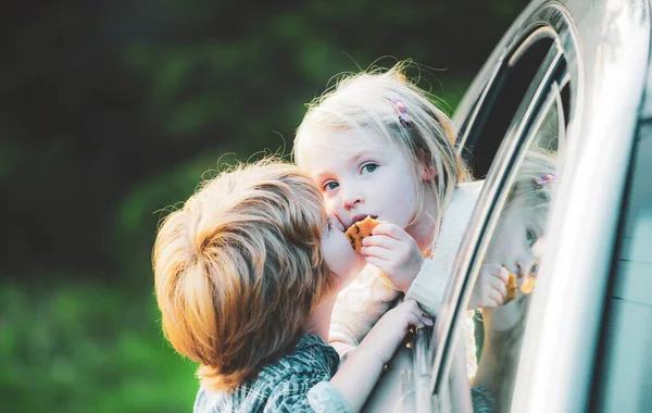 Ragazzino dà bacio per la ragazza carina. Arrivederci. Una coppia buffa che dice addio prima del viaggio in auto. Concetto di bambino di addio . — Foto Stock