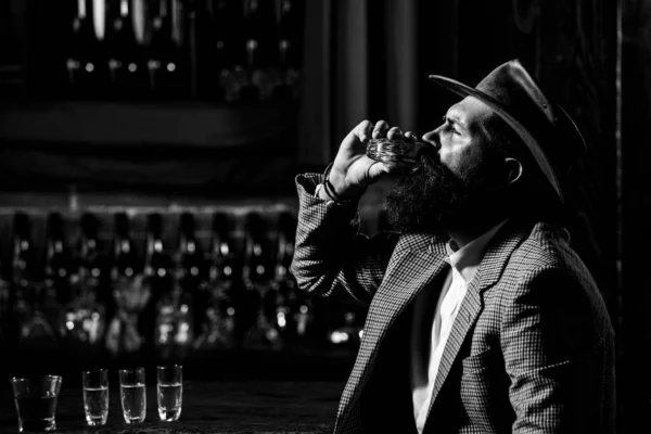 Hipsterski mężczyzna ze stylową brodą pijący piwo siedzący przy barze. — Zdjęcie stockowe