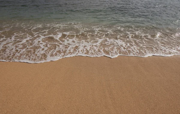 Strand mit goldenem Sand, türkisfarbenem Meerwasser. Panorama-Meerblick. Natürlicher Hintergrund für den Sommerurlaub. — Stockfoto