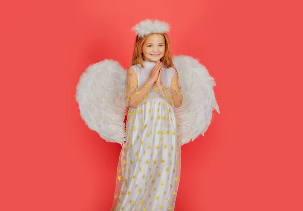 Ange enfant fille aux ailes blanches et anges halo, Saint Valentin. — Photo