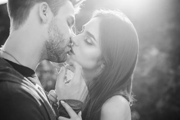 Romantik genç çiftin yakın çekimi birbirlerini öpüyor.. — Stok fotoğraf