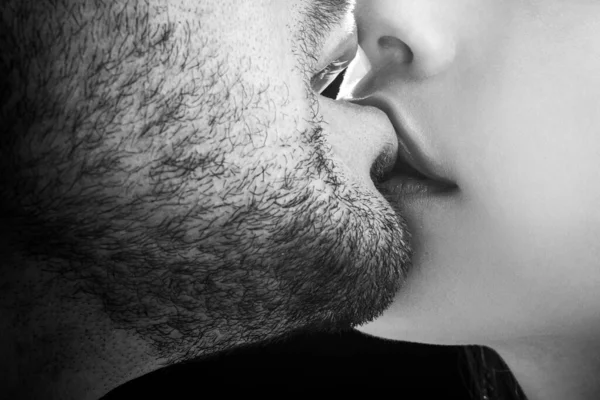 Beijos sensuais. Casal apaixonado. Relacionamento íntimo e relações sexuais. Boca fechada a beijar. Paixão e toque sensual. Romântico e amor . — Fotografia de Stock