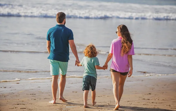 Vista posteriore della giovane famiglia felice sulla vacanza al mare. — Foto Stock
