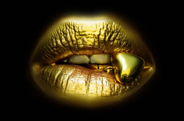 Mujeres labios dorados, cerca de fondo aislado. Boca de oro aislada. Concepto joyería. —  Fotos de Stock