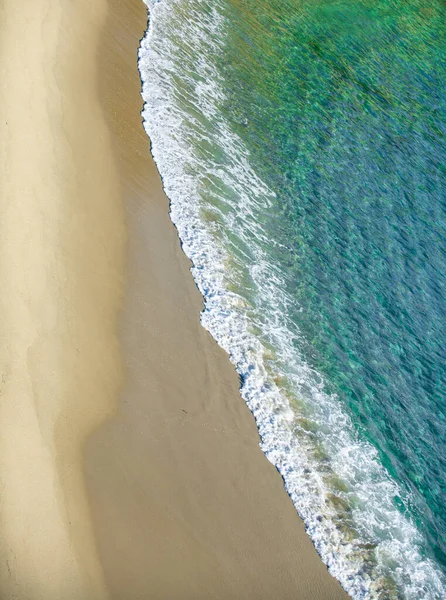 Bela paisagem de mar e praia tropical. Viagens e férias, espaço de cópia. Panorama da paisagem do mar, nascer do sol no oceano. Vista panorâmica mar calmo. Bela cena serena. — Fotografia de Stock