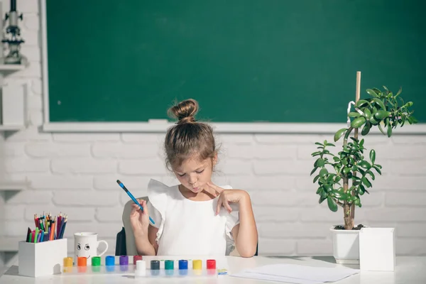 Little girls drawing a colorful pictures with pencil crayons in school classroom. Kids creative growth. — ストック写真