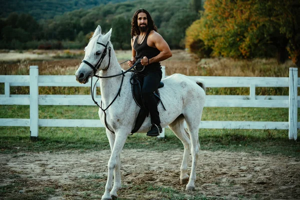 Homem montando um cavalo. O cowboy corcunda cavalga. Conceito de país. — Fotografia de Stock