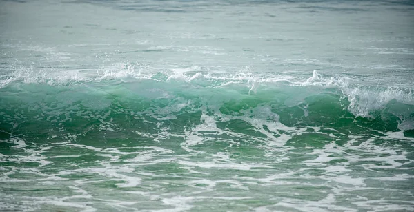 Modré vlny oceánu. Panorama na moři, krásné moře, tropické moře. Oceánské nebo mořské vlny, přírodní koncept. — Stock fotografie