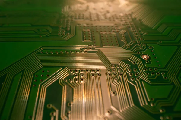 Circuit board achtergrond. Elektronische printplaat textuur. Computertechnologie, digitale chip, elektronisch patroon. Technische structuur. Technologie systeem met digitale data. — Stockfoto