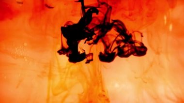 Su zemininde renkli boyalı mürekkep. Suda kırmızı kan. Renklerin soyut tasarımı. Renk boyası karışımı. Çok renkli sıvı boya. Sıçrama boyası karıştırma.