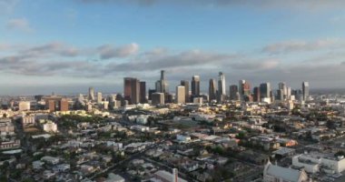 Los Angeles California 'nın gökdelenleri. Los Angeles, Kaliforniya, ABD şehir merkezi. Los Angeles 'ı insansız hava aracıyla uçarak ve filme alarak.