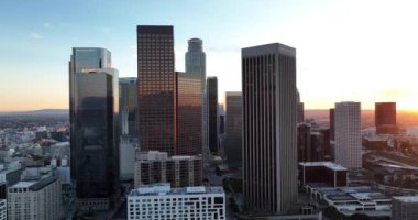 Los Angeles 'ın gökdelenleri ve insansız hava araçlarıyla şehir merkezinin üst görüntüsü..