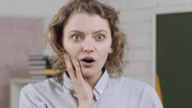 Bayan öğrencinin ya da shcool sınıfındaki öğretmenin portresi. Yüz ifadeleri. Duygular şaşırmış yüzler.