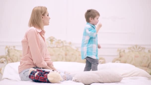어머니와 아들은 침대에서 놀고 있다. 엄마와아이 가 침실에서 이야기하는 모습. — 비디오